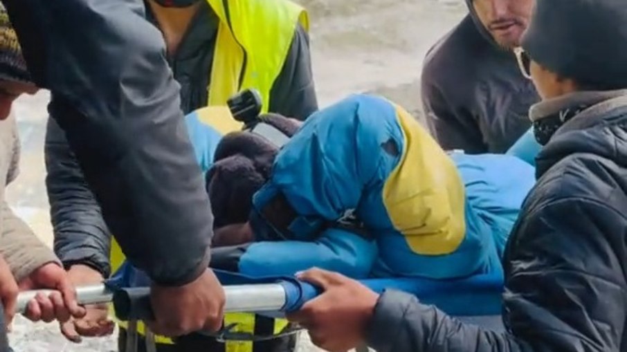 Helicóptero de resgate atua na operação que localizou guia no Everest Helicóptero de resgate atua na operação que localizou guia no Everest