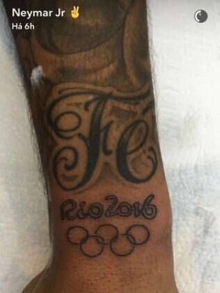 Neymar fez tatuagem com símbolo olímpico do Rio 2016