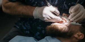 Cáries e inflamações na gengiva aumentam risco cardíaco e de AVC