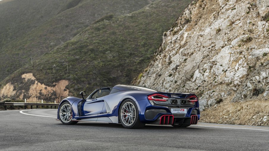 Vista traseira do Hennessey Venom F5 destaca aerodinâmica extrema e motor V8 biturbo de mais de 1.800 cv.
