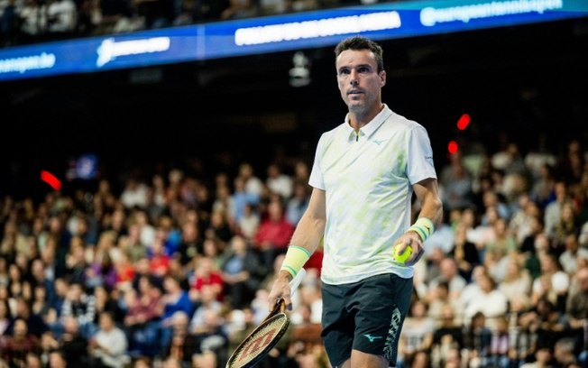 O espanhol Roberto Bautista-Agut durante a partida contra o tcheco Jiri Lehecka pela final do torneio de Antuérpia, na Lotto Arena de Antuérpia (Bélgica), no dia 20 de outubro de 2024