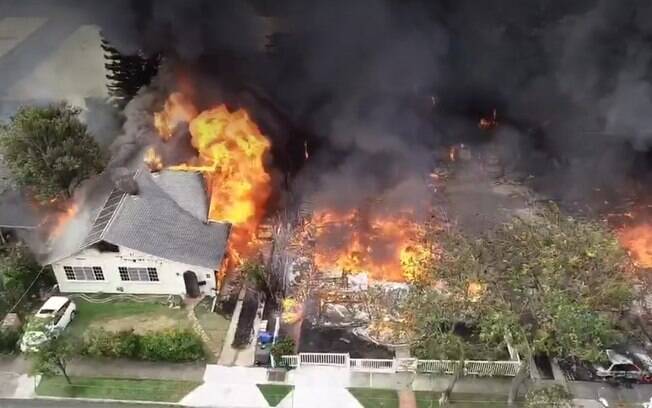 Nas imagens, captadas por um drone, é possível ver a extensão do incêndio causado pelo idoso