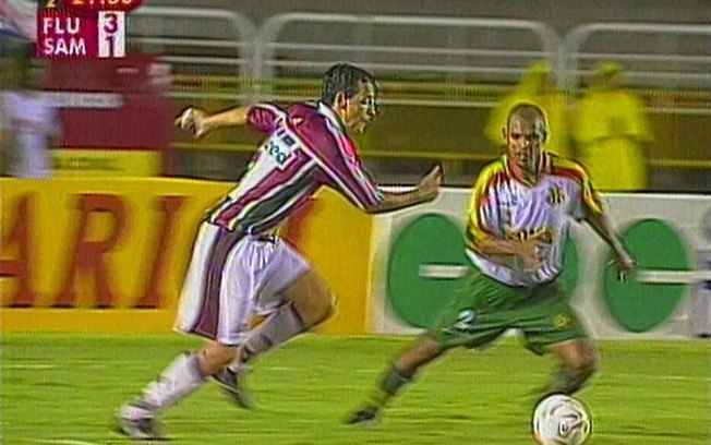 Fernando Diniz com a camisa 9 do Fluminense diante do Sampaio Corrêa em 2022 