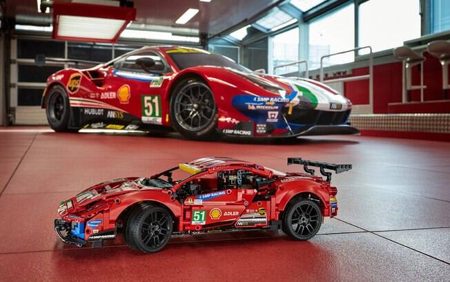 Ferrari 488 GTE vira kit da linha Lego Technic com 1.677 peças e com pequeno motor elétrico que o faz se mover