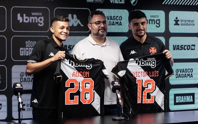 Adson e Victor Luís sendo apresentados por Alexandre Mattos no Vasco