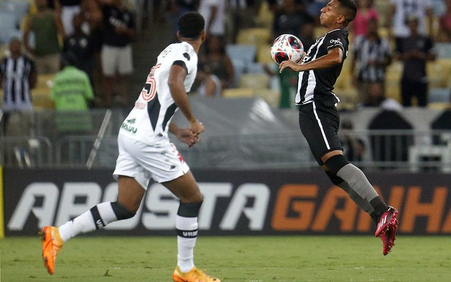 Tchê Tchê exalta coragem do Botafogo ao jogar com nove homens