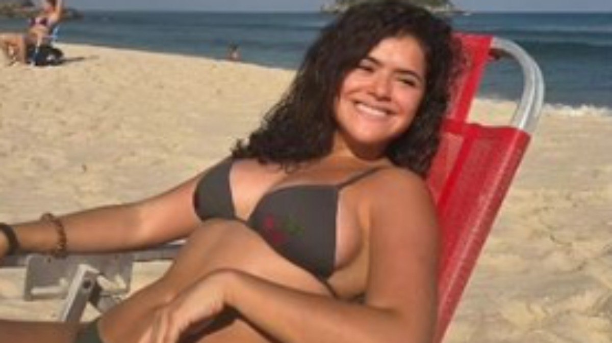 Maisa Silva de biquíni e pegando sol em praia do Rio de Janeiro