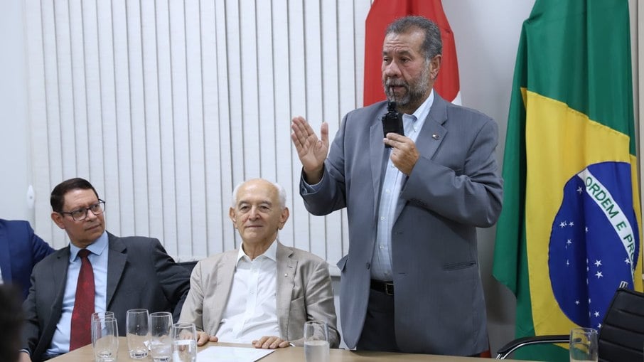Carlos Lupi, ministro da Previdência Social, discursando em evento em Brasília