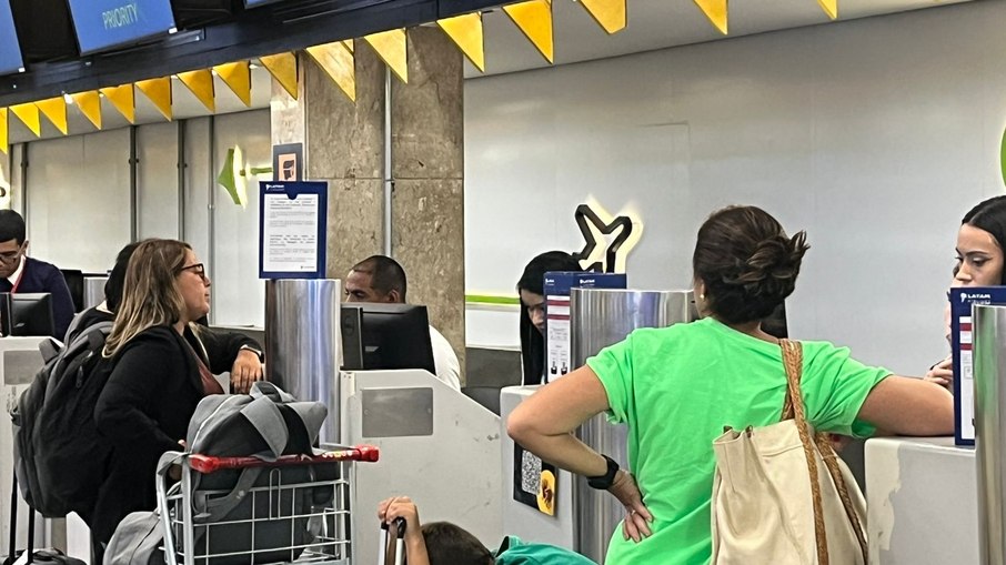 Passageiros com destino ao Rio de Janeiro enfrentaram cancelamentos em série Passageiros com destino ao Rio de Janeiro enfrentaram cancelamentos em série