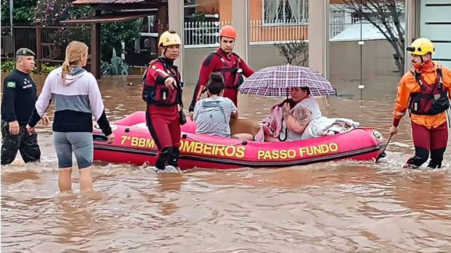 Corpo de Bombeiros resgata moradores ilhados em Passo Fundo (RS) 