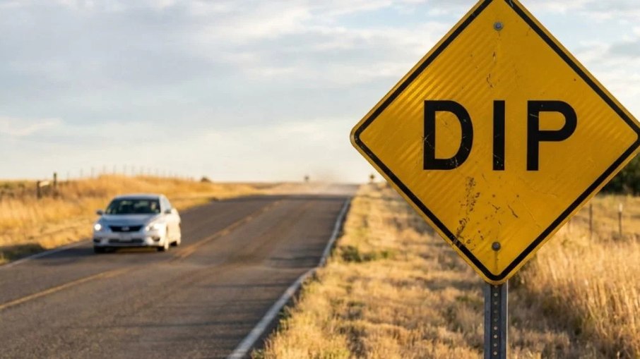 Placa amarela com DIP indica uma depressão na pista Placa amarela com DIP indica uma depressão na pista