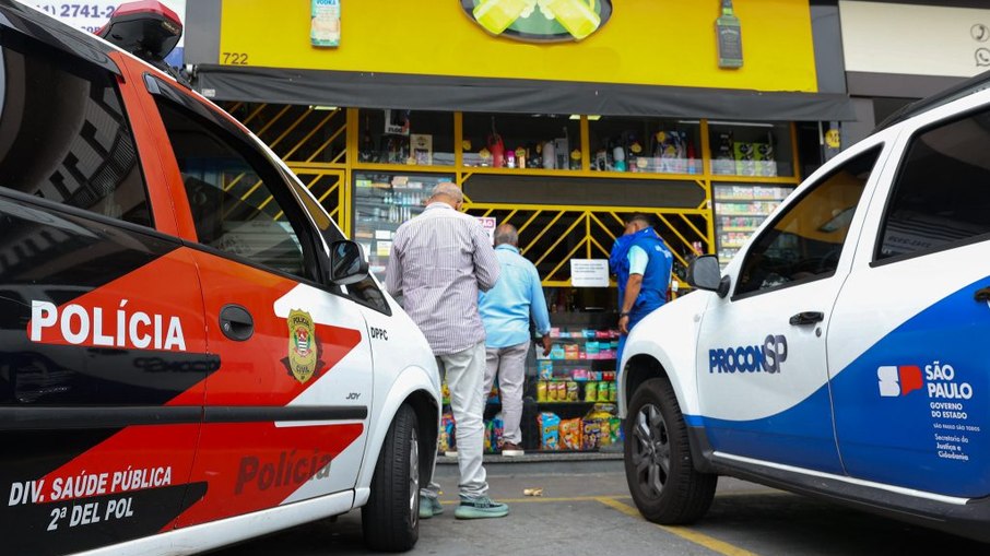 Força-tarefa intensifica fiscalização em bares de SP Força-tarefa intensifica fiscalização em bares de SP