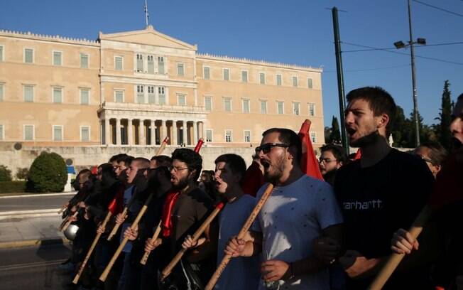 Estudantes marcham no Centro de Atenas contra a derruba das restrições à entrada da polícia em universidades da Grécia