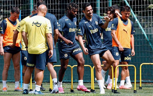 Jogadores do Fenerbahçe durante treinamento da equipe Jogadores do Fenerbahçe durante treinamento da equipe