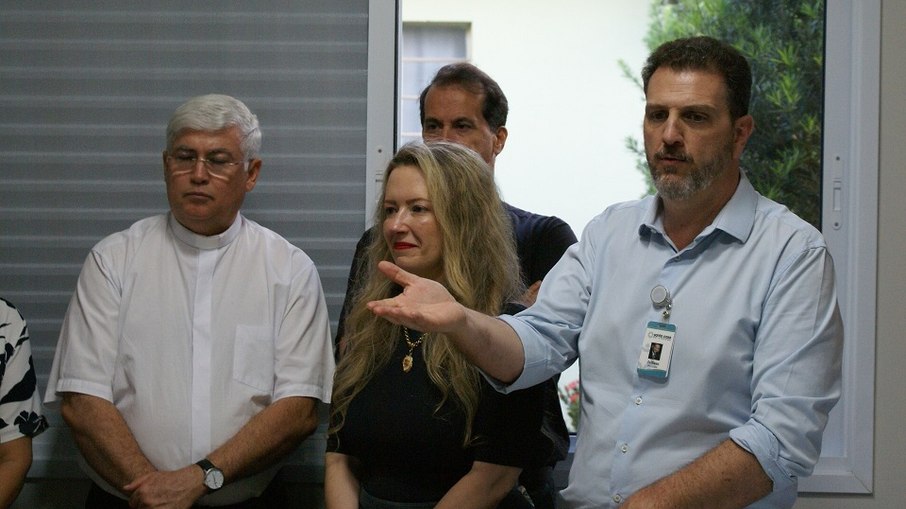 Julliano Gasparini, provedor da Santa Casa, à direita após a inauguração do quarto.