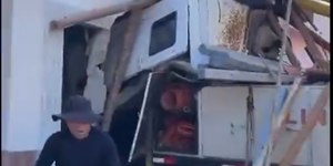 Caminhão invade imóvel e deixa 4 mortos e 4 pessoas feridas