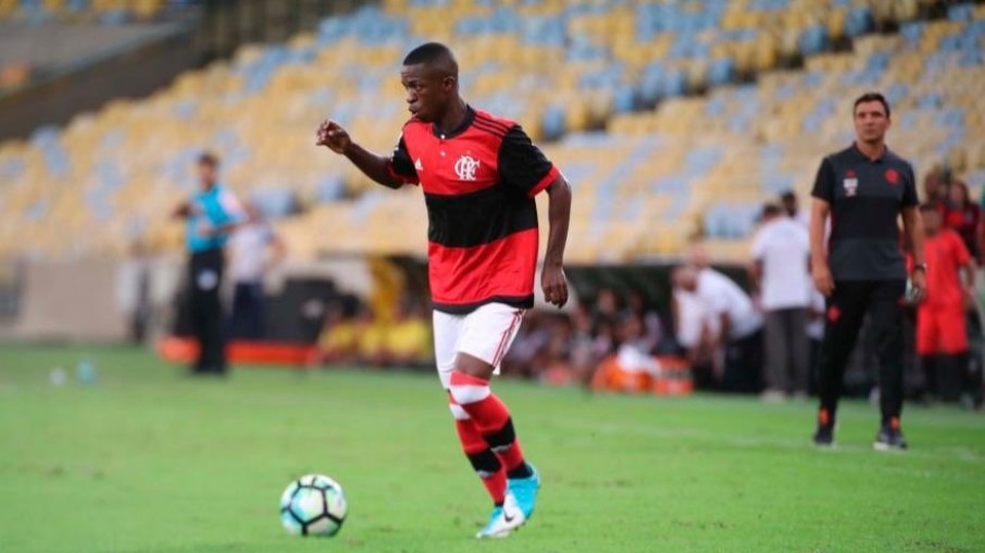 Vini Jr. em sua estreia como profissional, diante do Atlético-MG