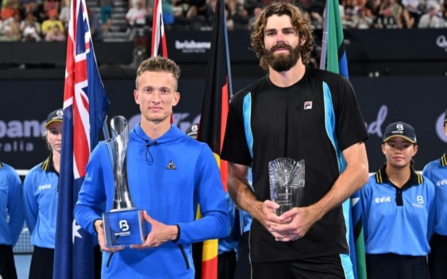 Jiri Lehecka (E) e Reilly Opelka (D) posam na cerimônia de entrefa dos troféus do ATP 250 de Brisbane