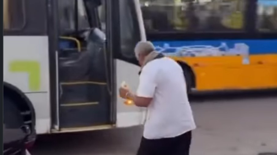 Motorista retornou ao ônibus após deixar a lanchonete