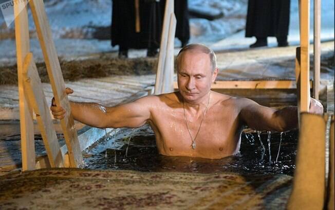Sem camisa, Putin mergulhou de calção de banho no gélido lago Seliguer