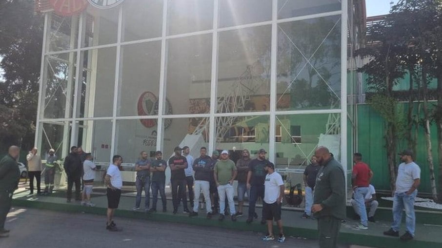 Organizada do Palmeiras protesta na Academia de Futebol