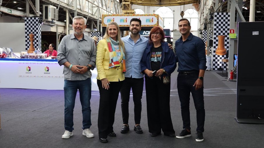 Adriana Flosi e Nina Bertelli recepcionam convidados na 11ª SNE Adriana Flosi e Nina Bertelli recepcionam convidados na 11ª SNE