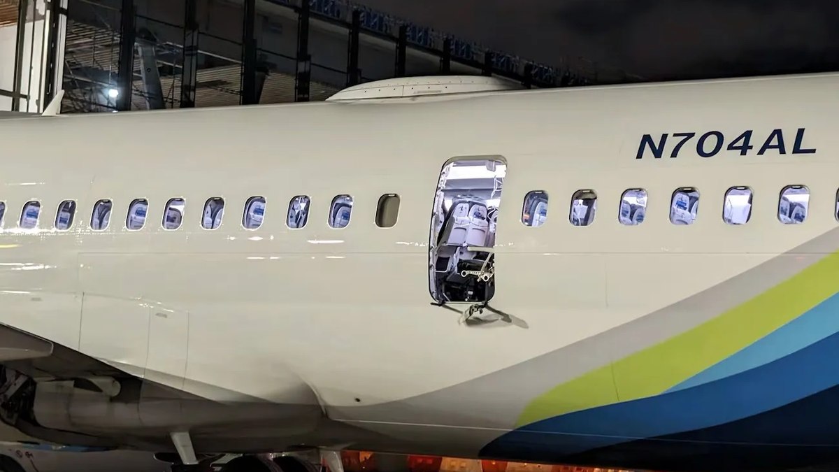 Boeing 737-900 MAX da Alaska Airlines após retornar ao aeroporto