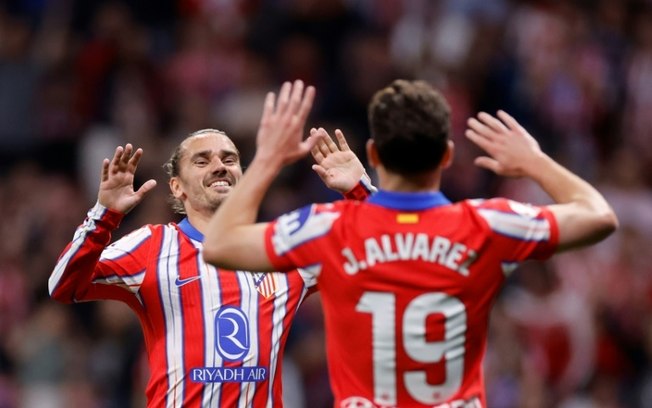 Julián Álvarez (de costas) comemora com Antoine Griezmann o gol do Atlético de Madrid contra o Rayo Vallecano pela Liga Espanhola em Madri, em 24 de abril de 2025 Julián Álvarez (de costas) comemora com Antoine Griezmann o gol do Atlético de Madrid contra o Rayo Vallecano pela Liga Espanhola em Madri, em 24 de abril de 2025
