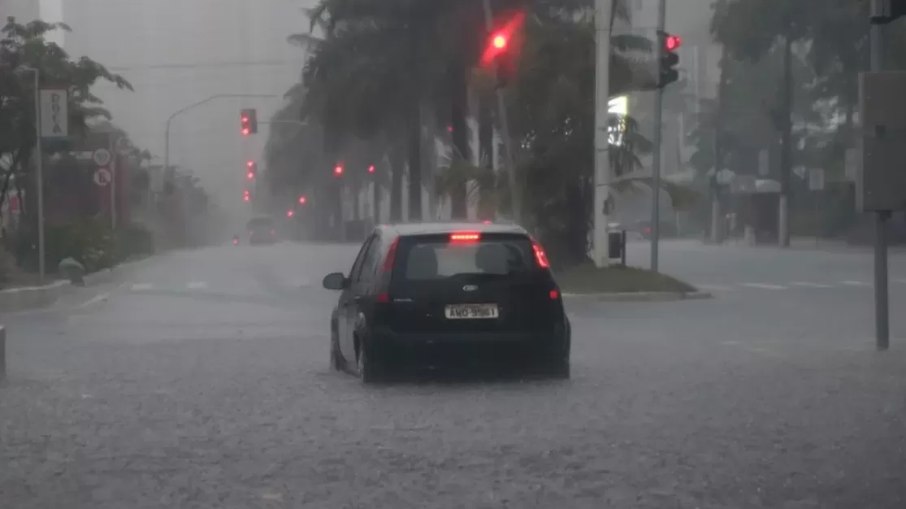 Só no domingo, choveu cinco vezes mais que o esperado para um dia de abril. A média diária é de 15,51 milímetros, mas a cidade enfrentou 78,2 milímetros de um vez