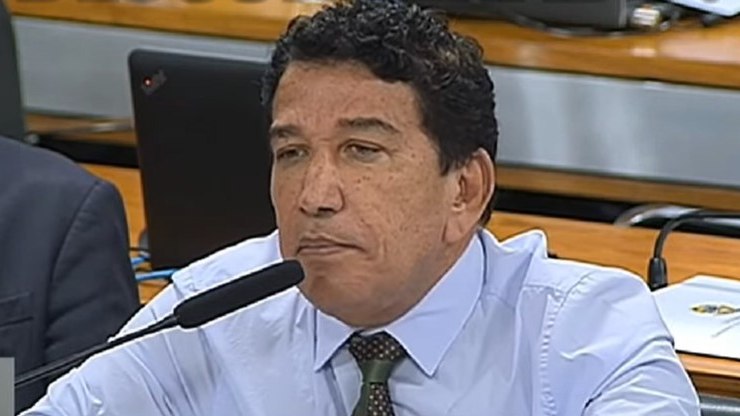 Magno Malta desmaia no estacionamento do Congresso e é internado