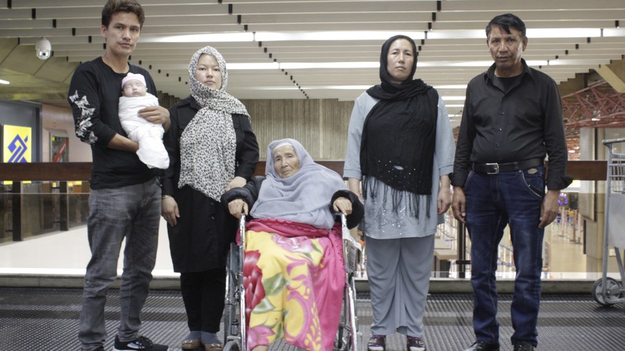 Família de afegãos espera por ajuda humanitária no aeroporto de Guarulhos