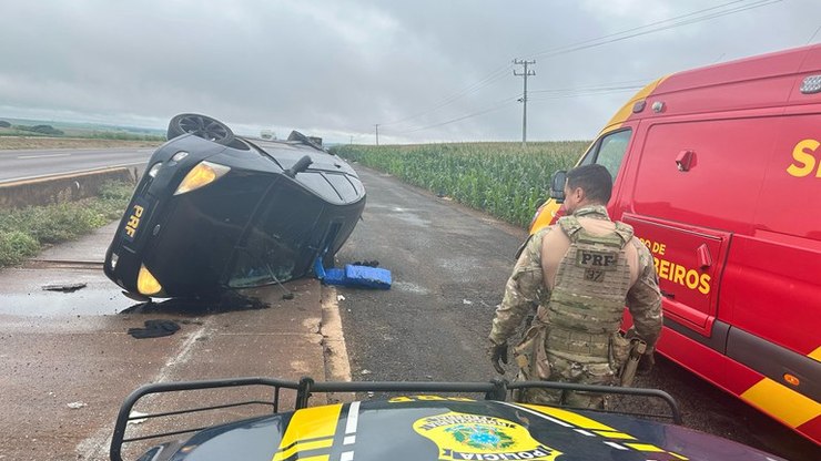 VÍDEO: PRF apreende 700 kg de maconha após carro capotar em fuga