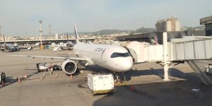 Turquia multa passageiros que se levantam antes da hora no avião