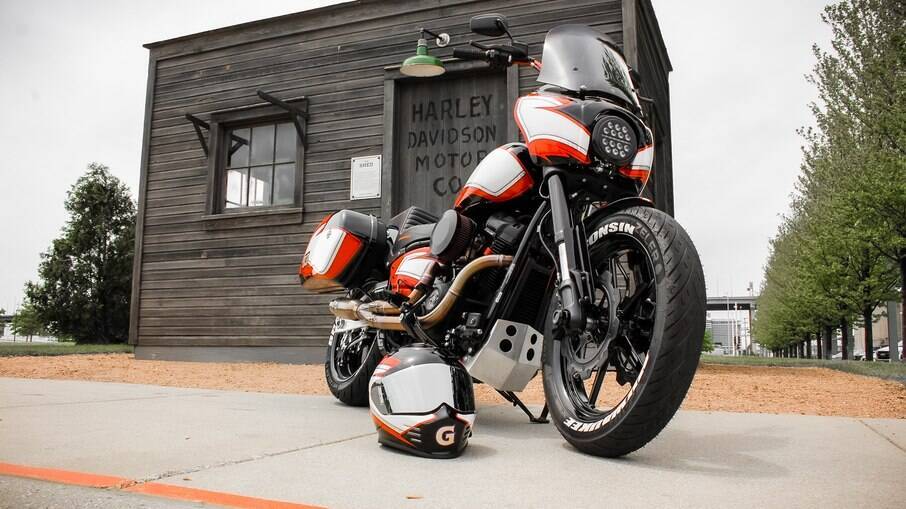 Harley-Davidson customizada: faróis de LED e motor com itens usados em competição para um desempenho empolgante