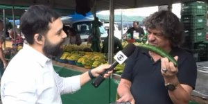 Repórter passa por saia justa ao vivo após homem mostrar pepino