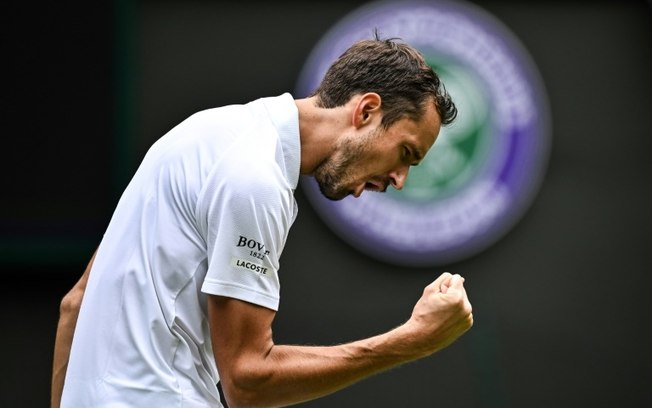 Daniil Medvedev comemora a vitória sobre o americano Aleksandar Kovacevic nesta segunda-feira, na primeira rodada de Wimbledon