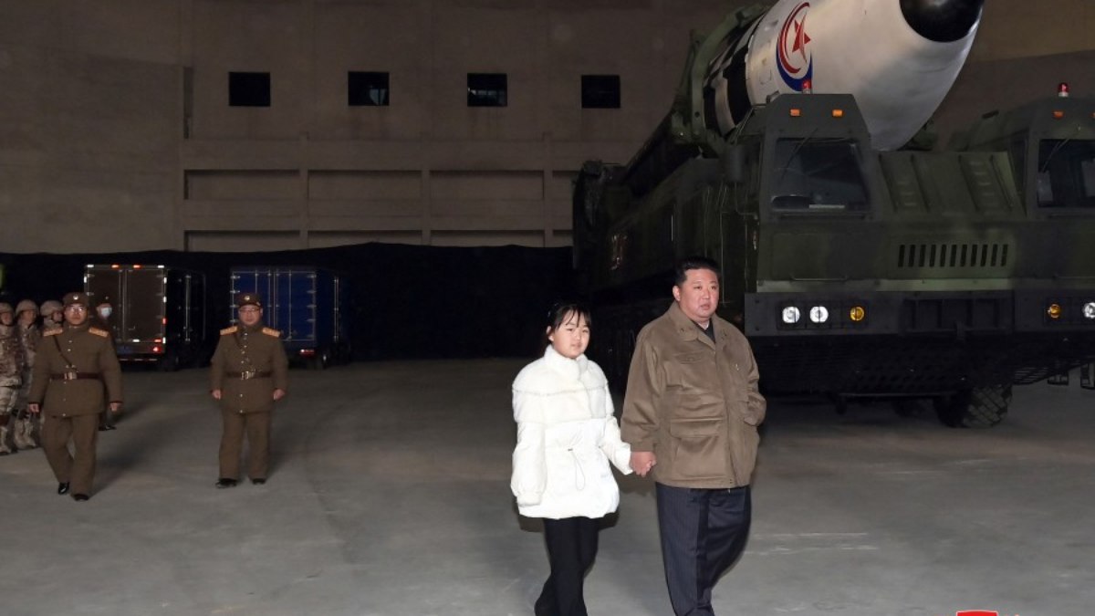 Kim Jong-un aparece junto com a filha em lançamento de míssil