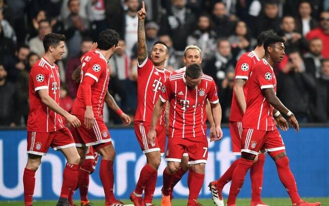 Thiago Alcântara comemora o seu gol contra o Besiktas junto aos companheiros de Bayern de Munique