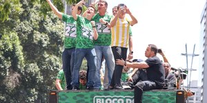 Aliados de Flávio Bolsonaro reconhecem derrota para Lula