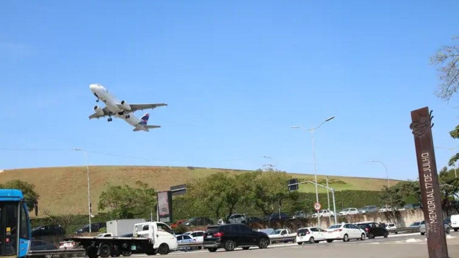 Avião da LATAM Airlines decolando do Aeroporto de Congonhas e sobrevoando o Memorial 17 de Julho Avião da LATAM Airlines decolando do Aeroporto de Congonhas e sobrevoando o Memorial 17 de Julho