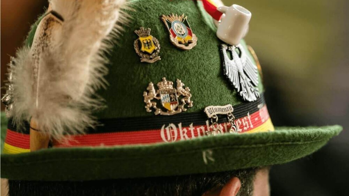 Turistas e moradores se divertem na Oktoberfest desde 1984 Turistas e moradores se divertem na Oktoberfest desde 1984