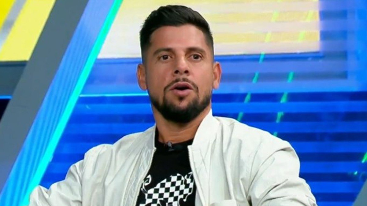 Ap%C3%B3s%20derrota%2C%20%C3%ADdolo%20do%20S%C3%A3o%20Paulo%20dispara%20contra%20o%20clube