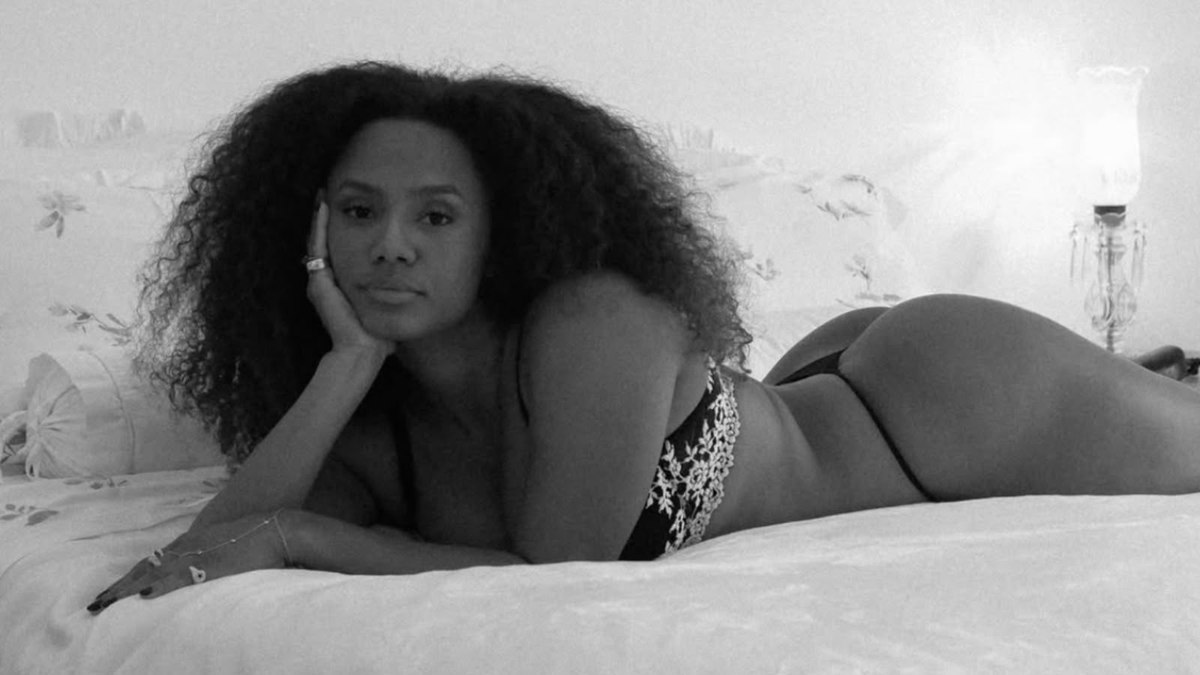 Jéssica Ellen posa de lingerie e recebe elogios: "Um monumento"