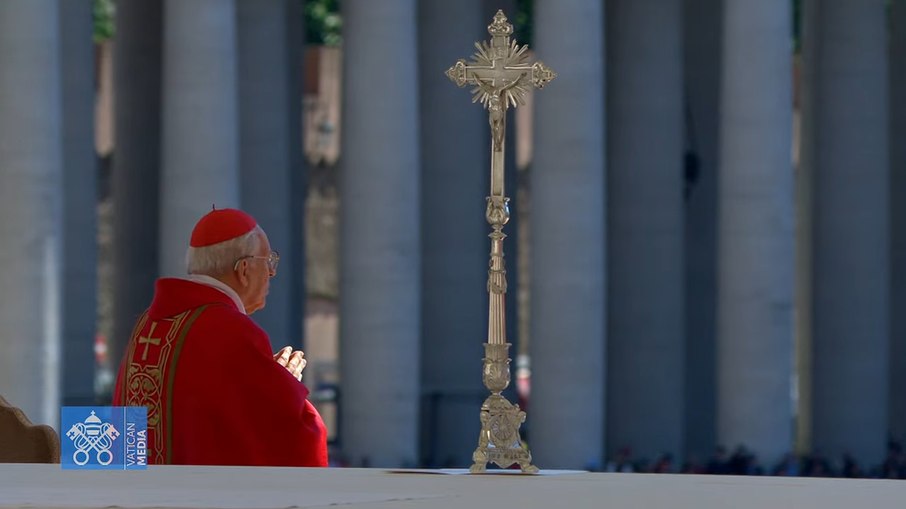 Giovanni Battista Re nos rituais do funeral do papa Francisco Giovanni Battista Re nos rituais do funeral do papa Francisco