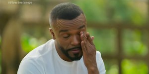 Alexandre Pires chora na Globo ao relembrar infância difícil