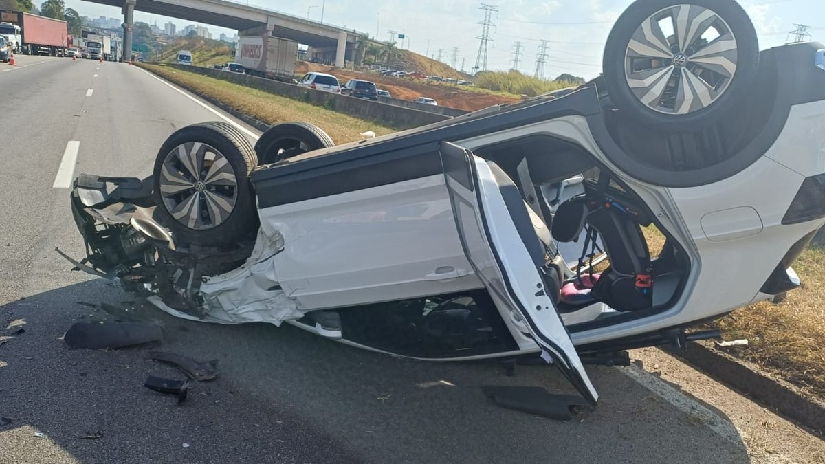 Acidente na Dutra: crianças se salvam com cadeirinhas