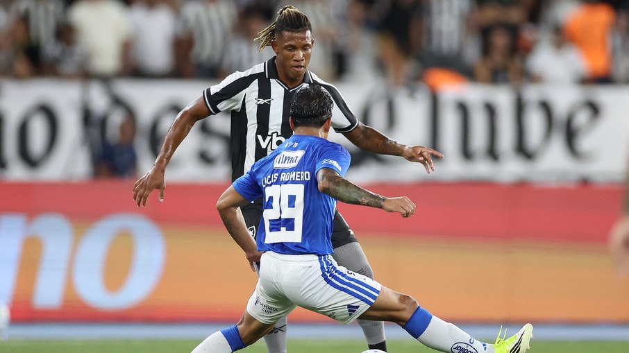 Com dois gols, Danilo brilhou na vitória do Botafogo sobre o Cruzeiro