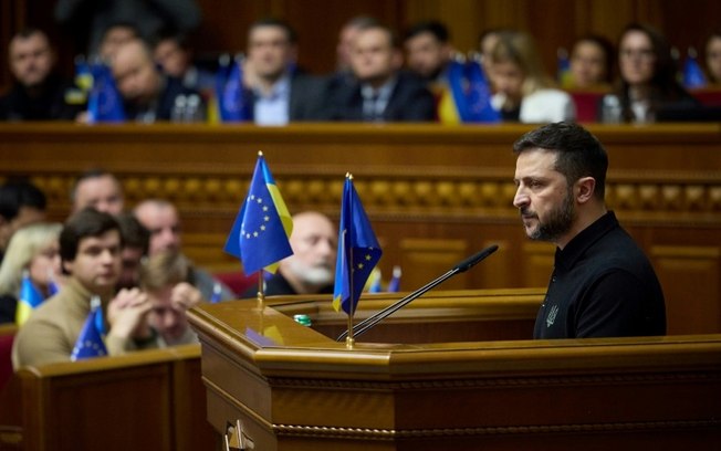 O presidente ucraniano Volodimir Zelensky discursa no Parlamento ucraniano