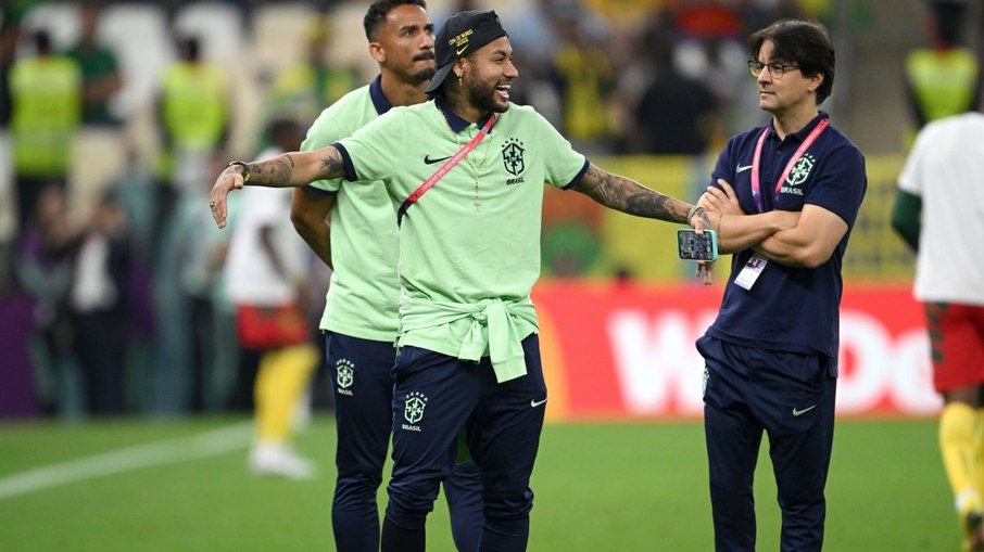 Tratando lesão, Neymar foi acompanhar a partida final da fase de grupos do Brasil