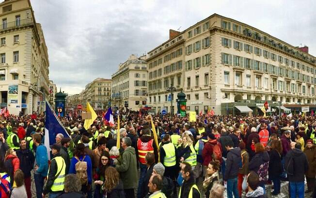 Imagens da capital francesa nesta quinta-feira se dividem entre manifestantes e ruas desertas